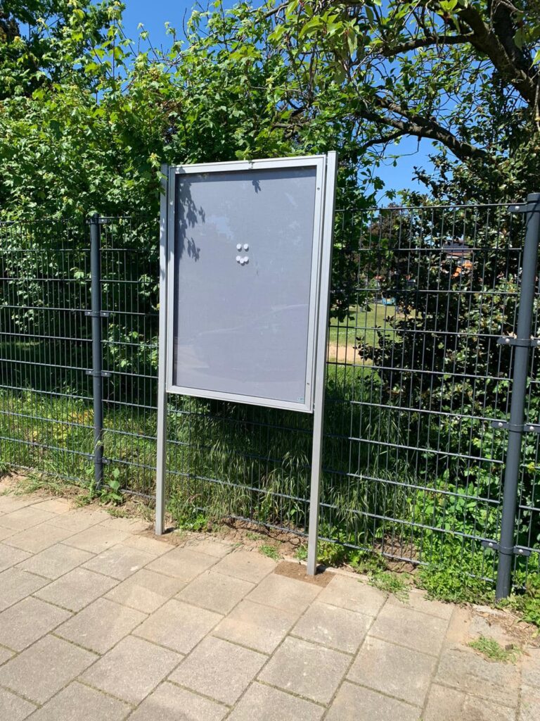 Wat is polycarbonaat? Eigenschappen, voordelen en toepassingen 3 Informatiebord in openbare ruimte vrijstaand met veiligheidsglas